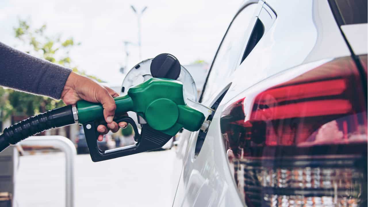 Carro recebendo combustível (etanol ou gasolina) no tanque.