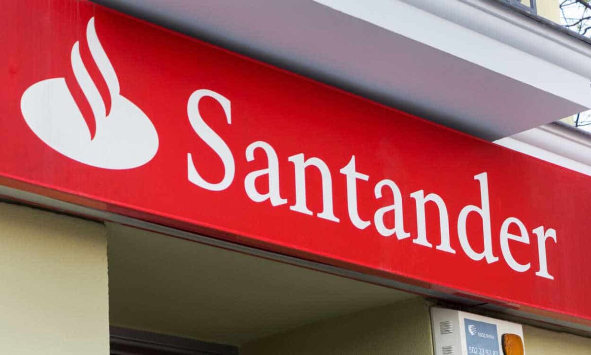 Fachada de uma agência do Santander
