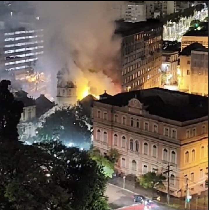 Imagem de incêndio que aconteceu no câmpus da UFRGS