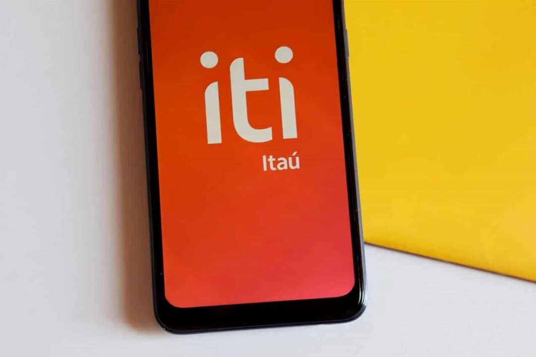 imagem de um celular com a logo do aplicativo iti, do banco Itaú