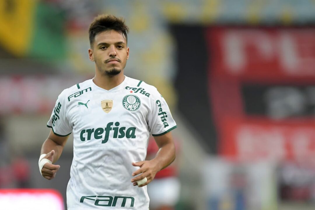 Jogador de futebol Gabriel Menino com camisa do Palmeiras com patrocínio da Crefisa