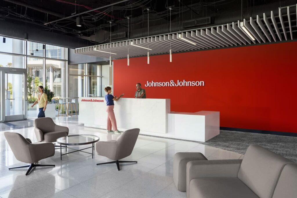 Imagem de uma pessoa na recepção da Johnson&Johnson, com novo logo.