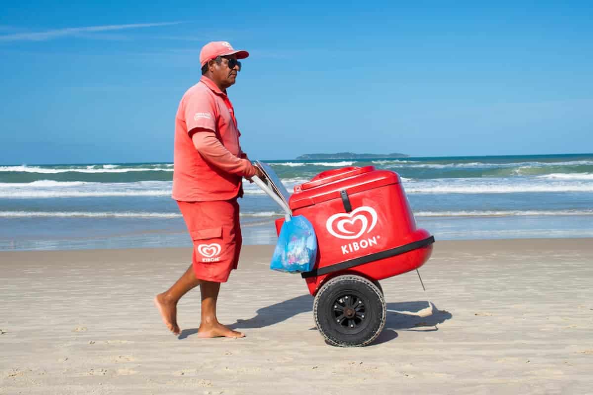 Imagem de um comerciante com um carrinho da Kibon.