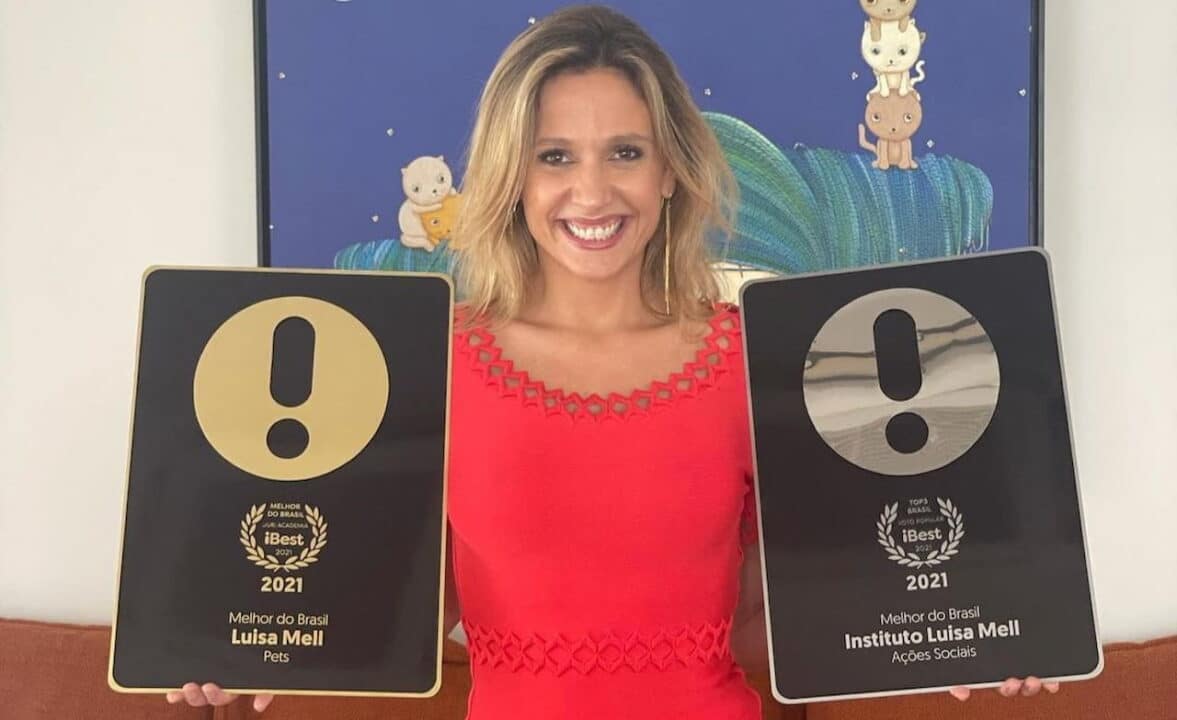 Luisa Mell segurando prêmios.