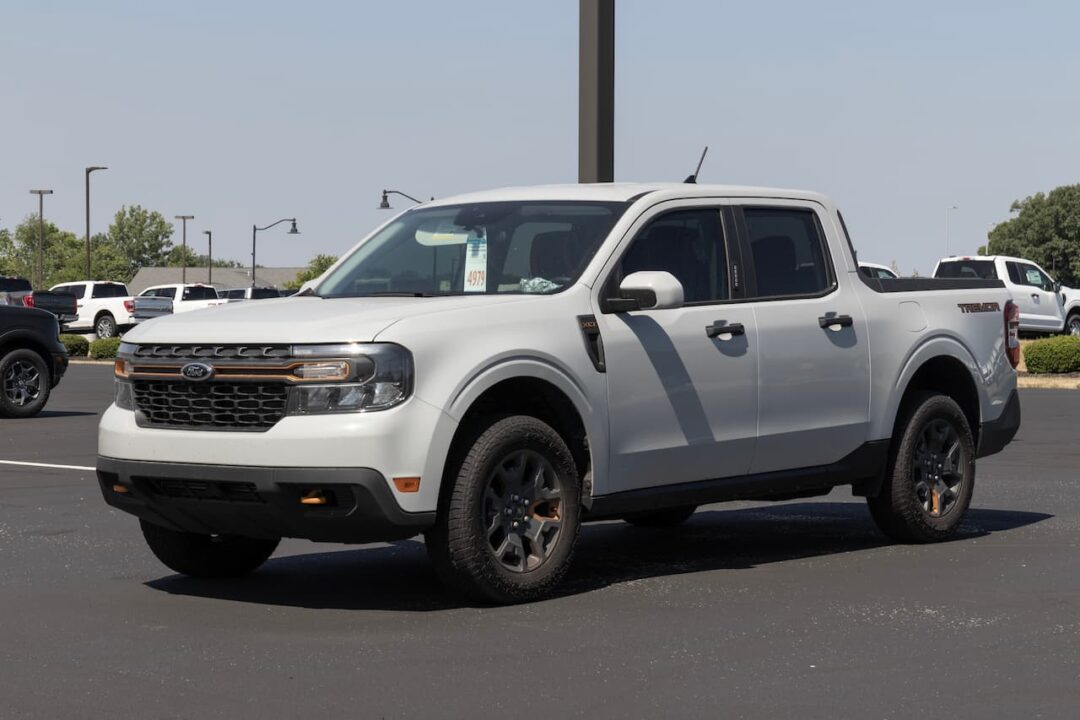 Foto do Ford Maverick hybrid 2023 branco em um estacionamento