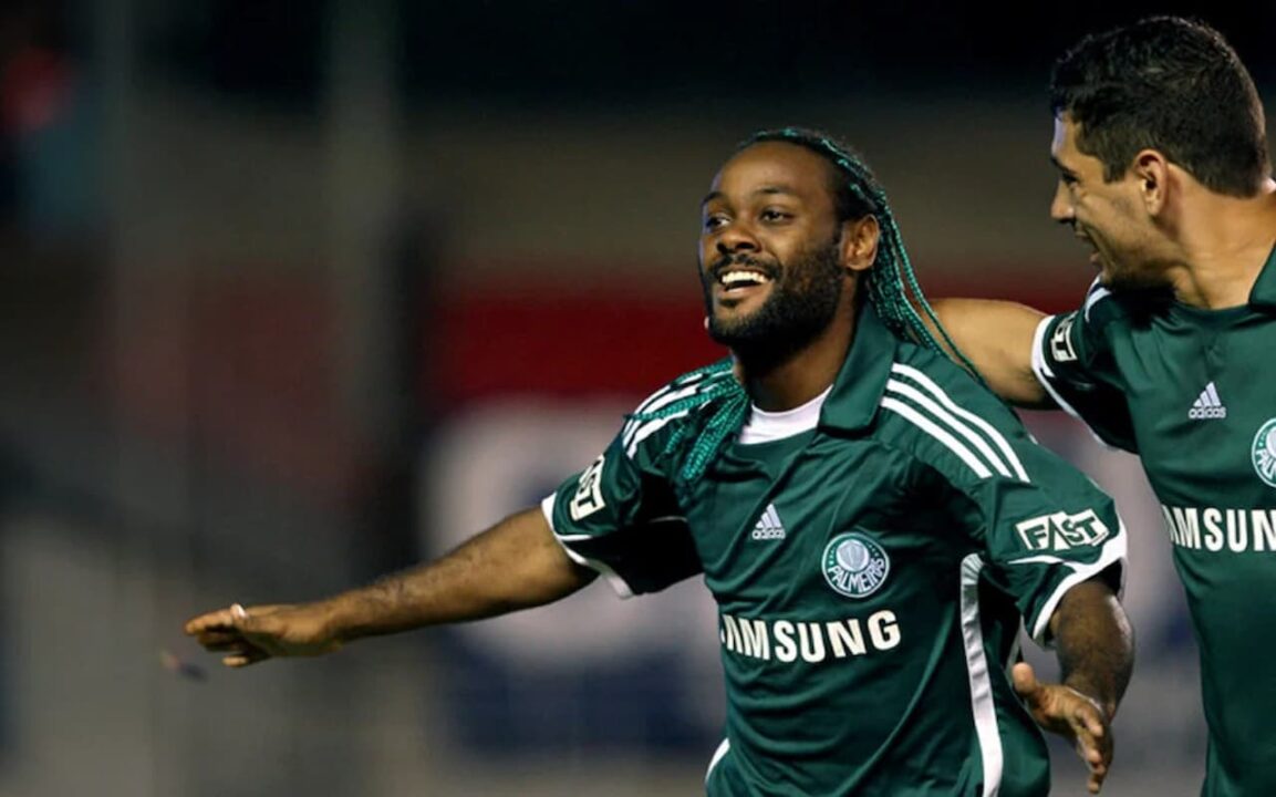 Jogador com a camisa do Palmeiras e o patrocínio da Samsung.