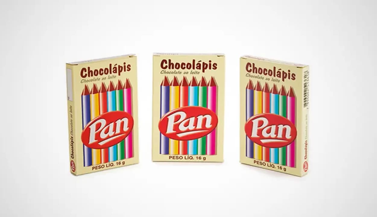 três caixas de chocolápis da fábrica de chocolate Pan