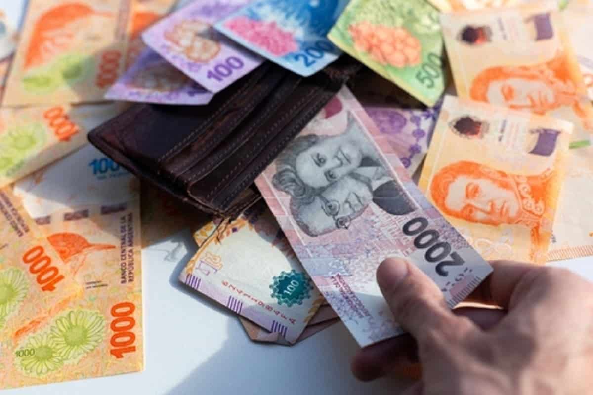 Peso argentino em queda livre: governo de Milei vende dólares para estabilizar