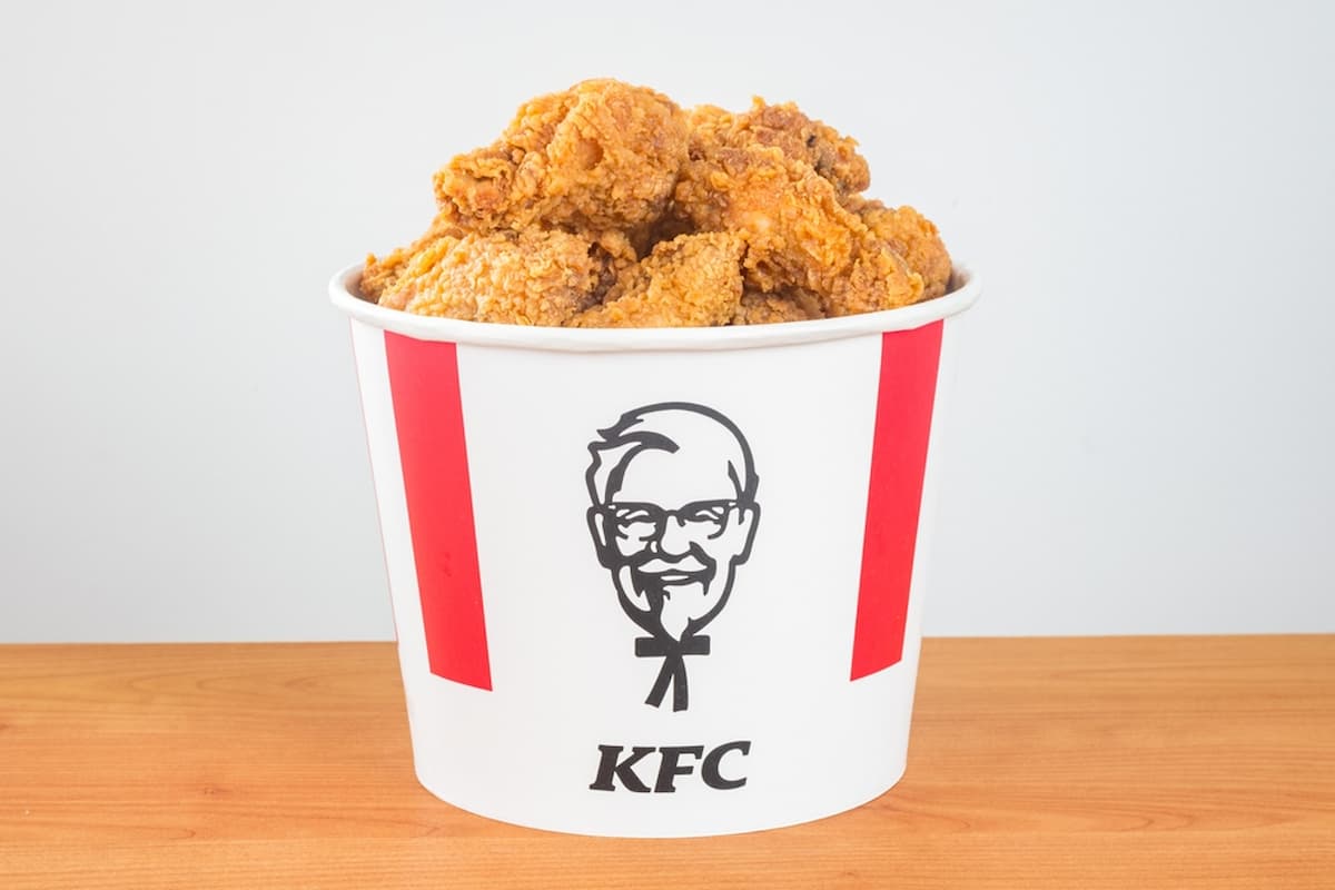 Imagem de um balde de frango frito do KFC