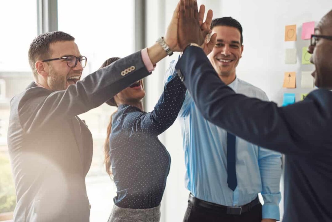 Trabalhadores comemorando em ambiente empresarial