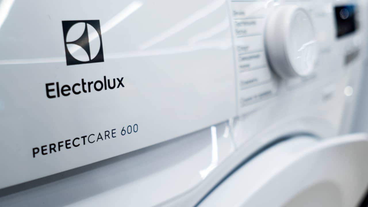 Logo da Electrolux em uma máquina de lavar.