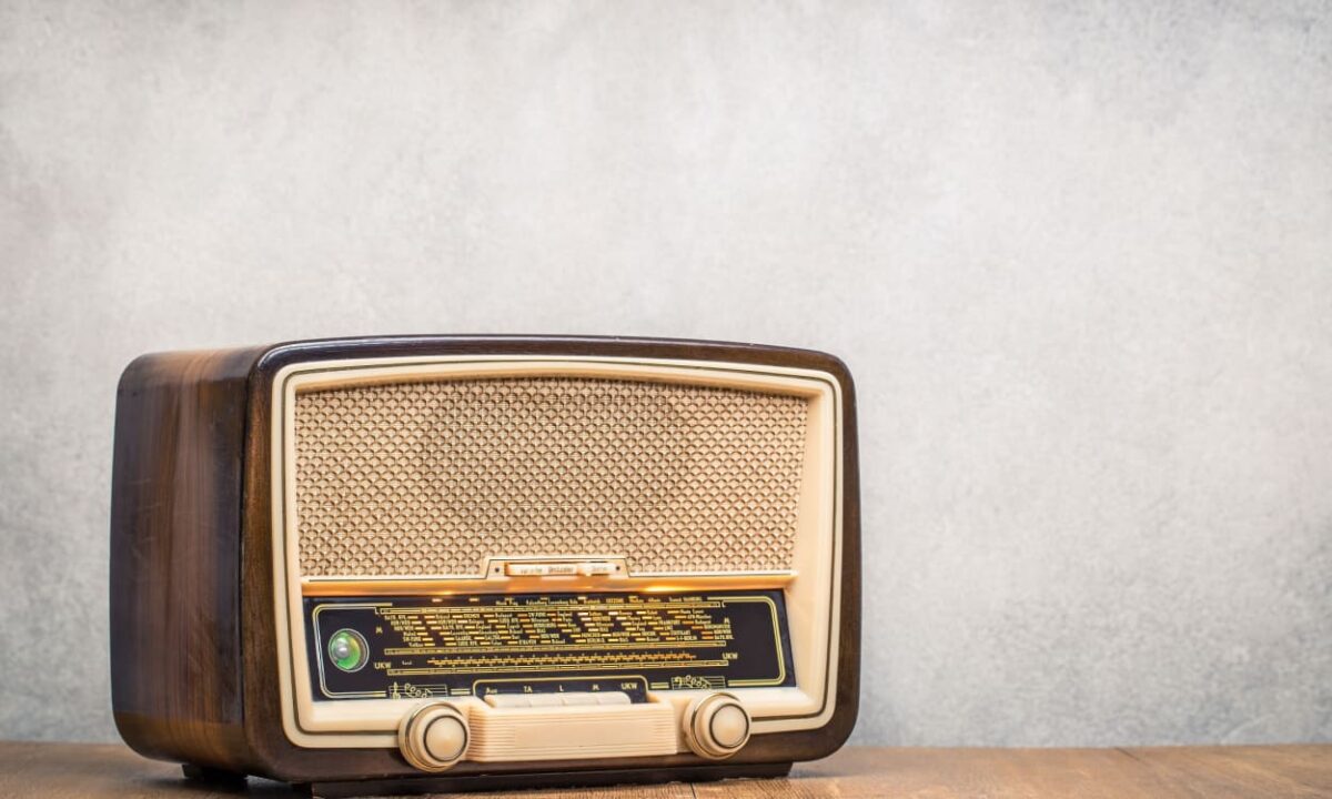 Imagem de um aparelho de rádio antigo.