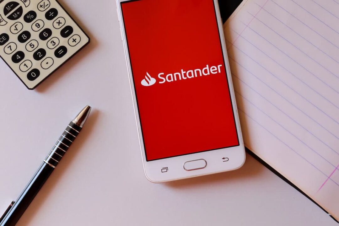 Aplicativo Santander em celular de cliente do banco