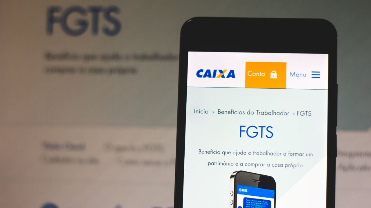 Informações sobre FGTS no site da Caixa abertas em um aparelho celular