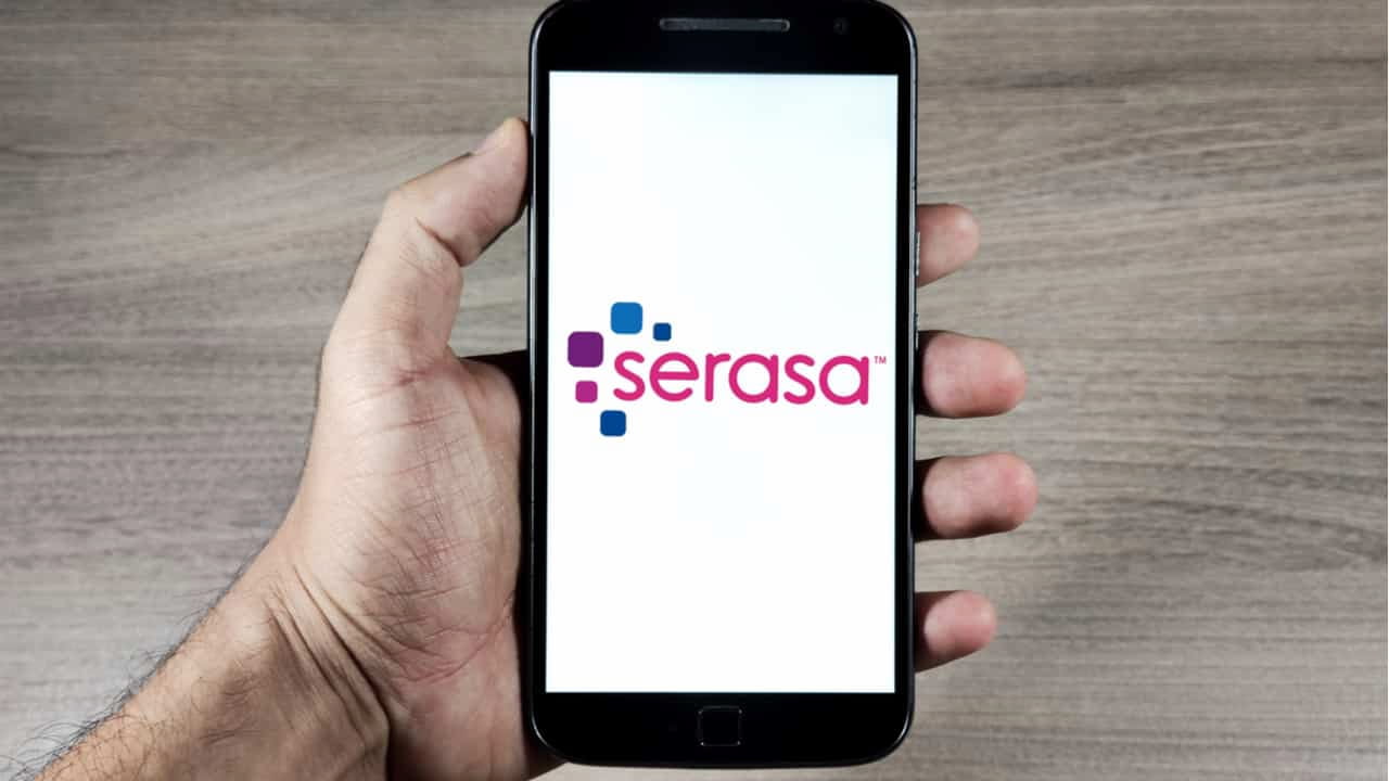 Celular com app do Serasa score na tela