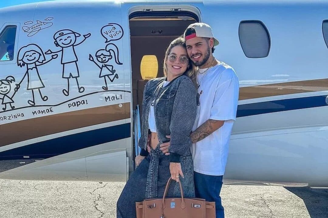 Imagem de Zé Felipe e Virgínia Fonseca em frente a jatinho.