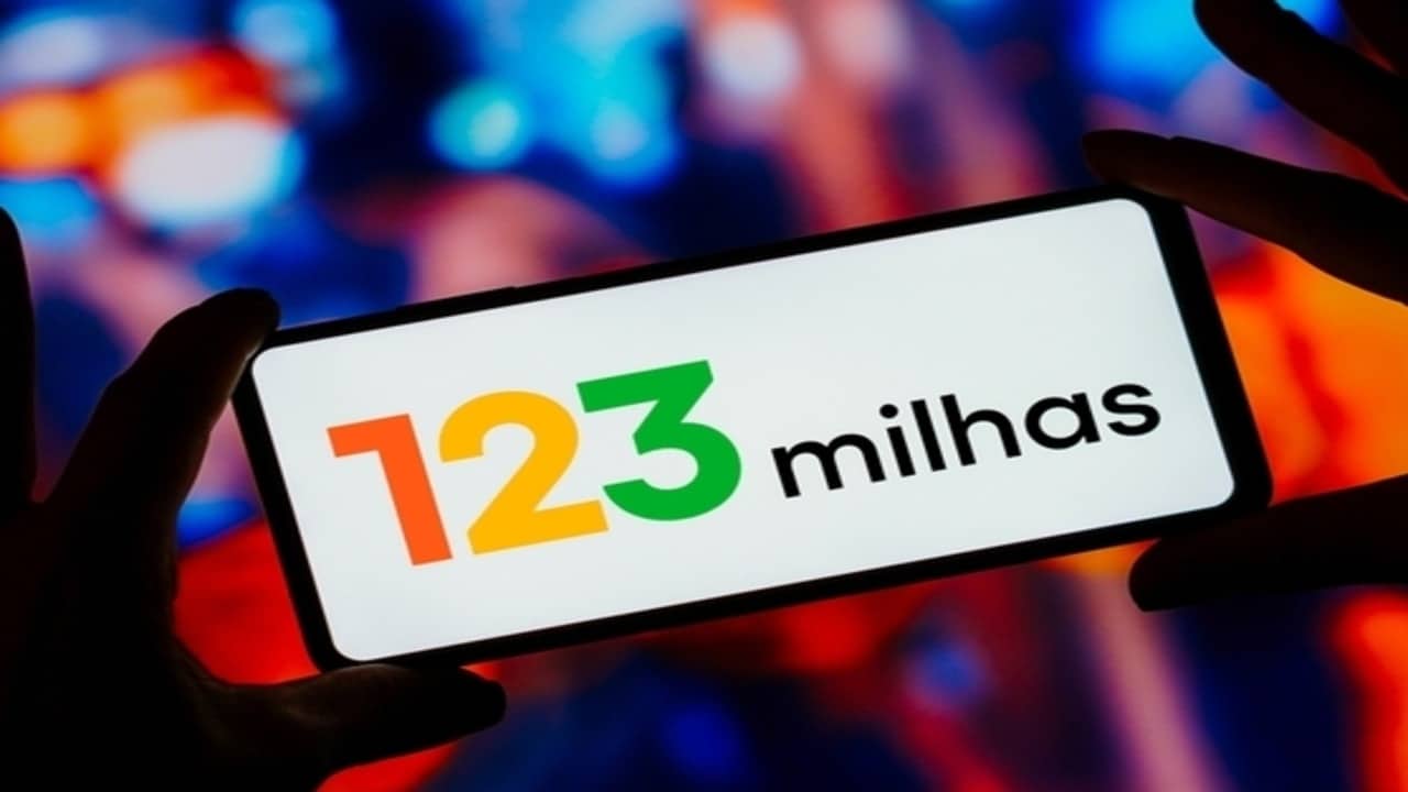 Celular com logo marca "123Milhas".