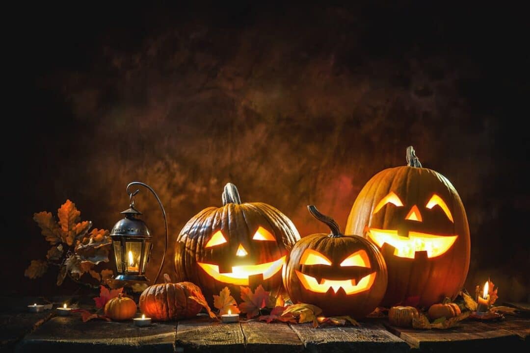 Três abóboras representando a celebração do Halloween