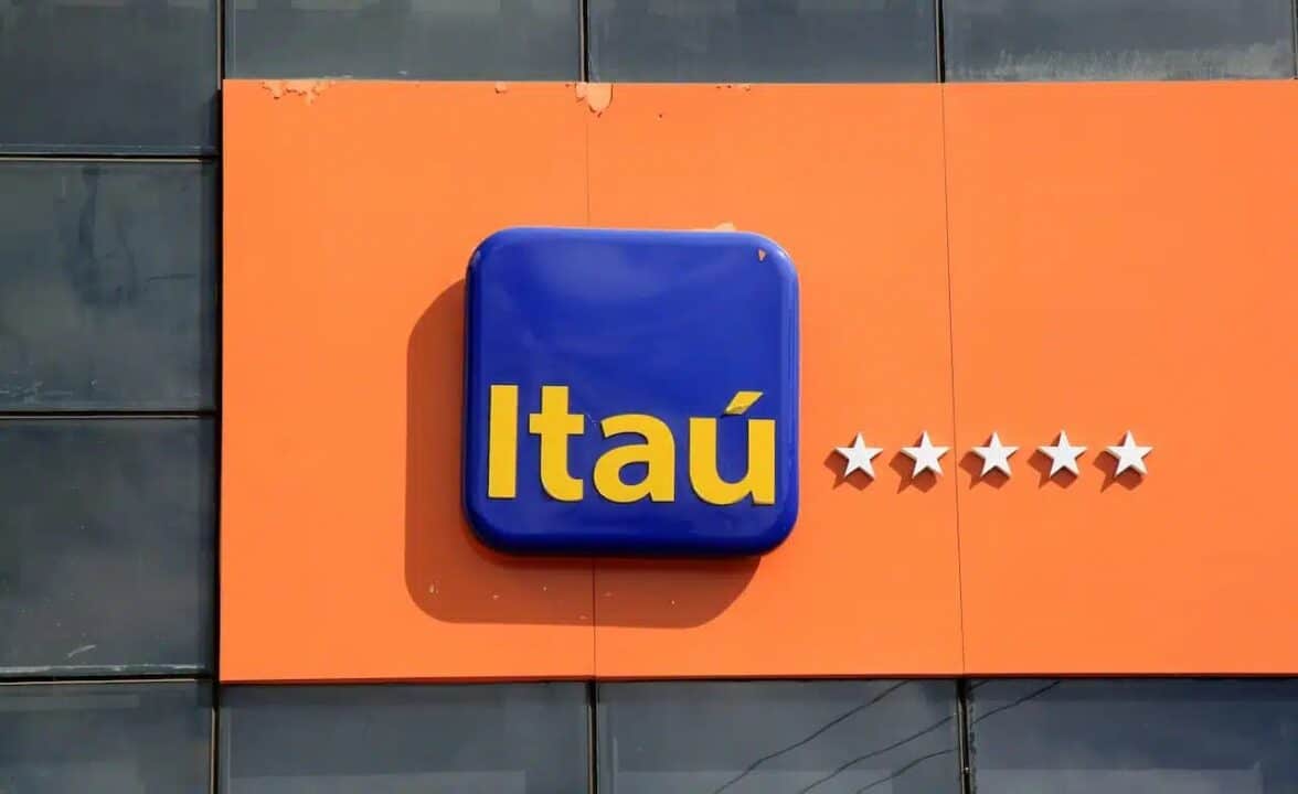 Fachada de uma das unidades do Itaú, com destaque para a logo do banco.