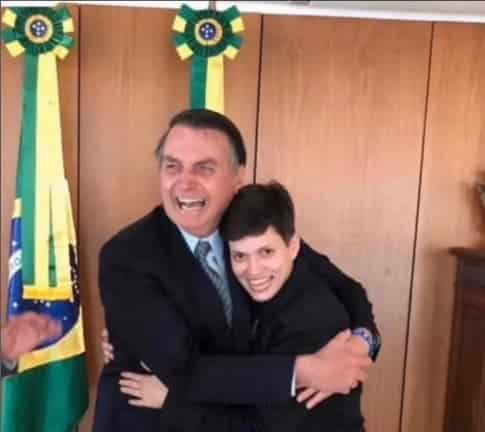 Presidente Bolsonaro abraçando Karol Eller