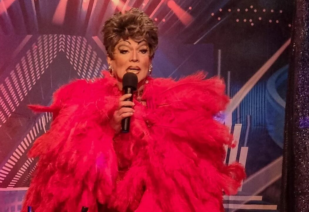 Artista Lorna Washington com plumas cor de rosa