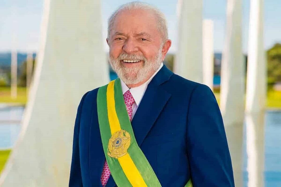 Foto oficial de Lula com a faixa presidencial.