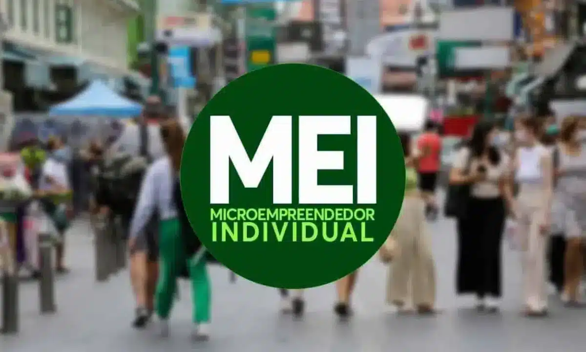Logo do MEI, que tem direito receber Bolsa Família, com pessoas atrás