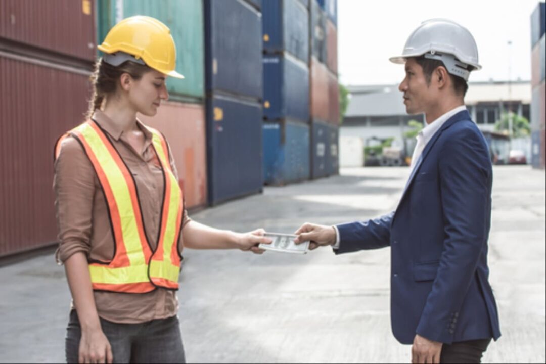 Mulher recebendo o pagamento por seu trabalho