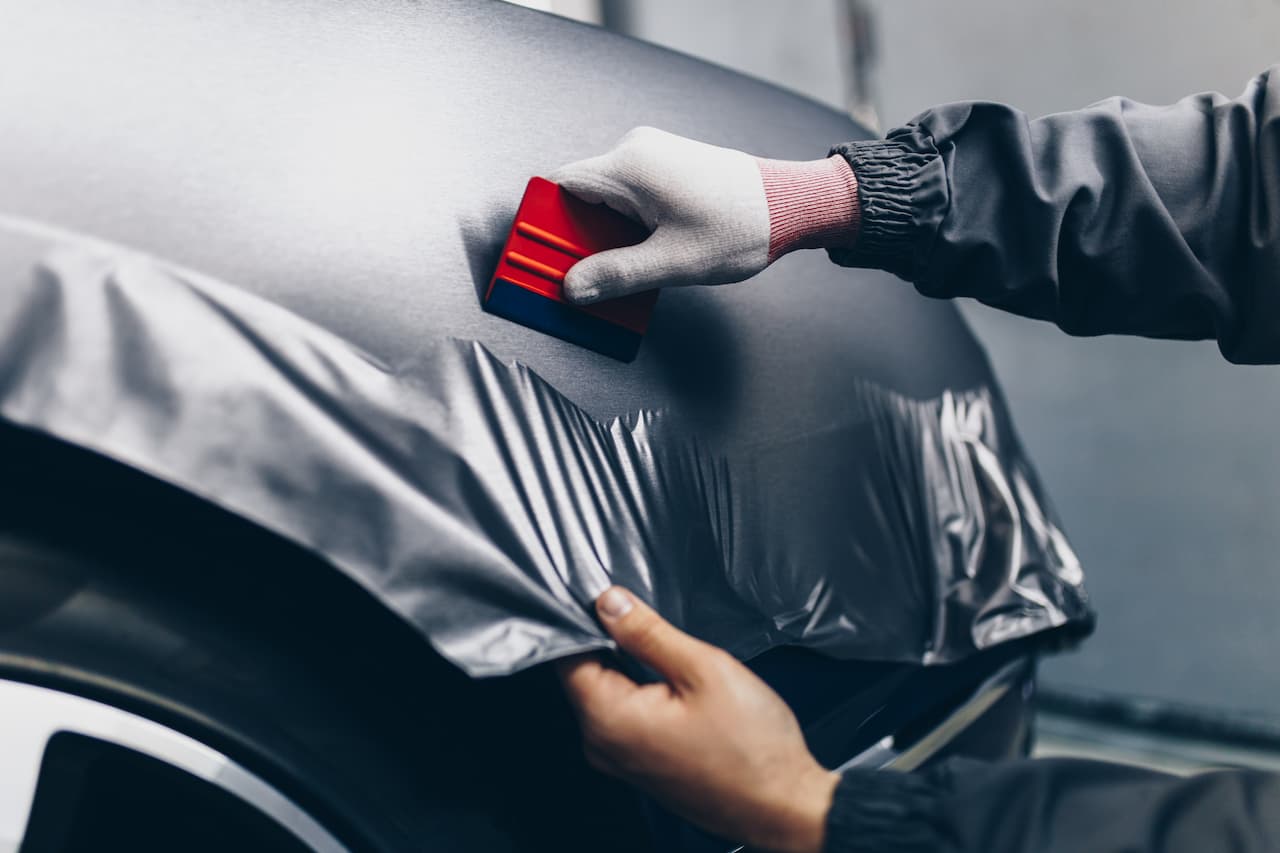 Regras atuais para se colocar adesivo em carros; veja o que mudou