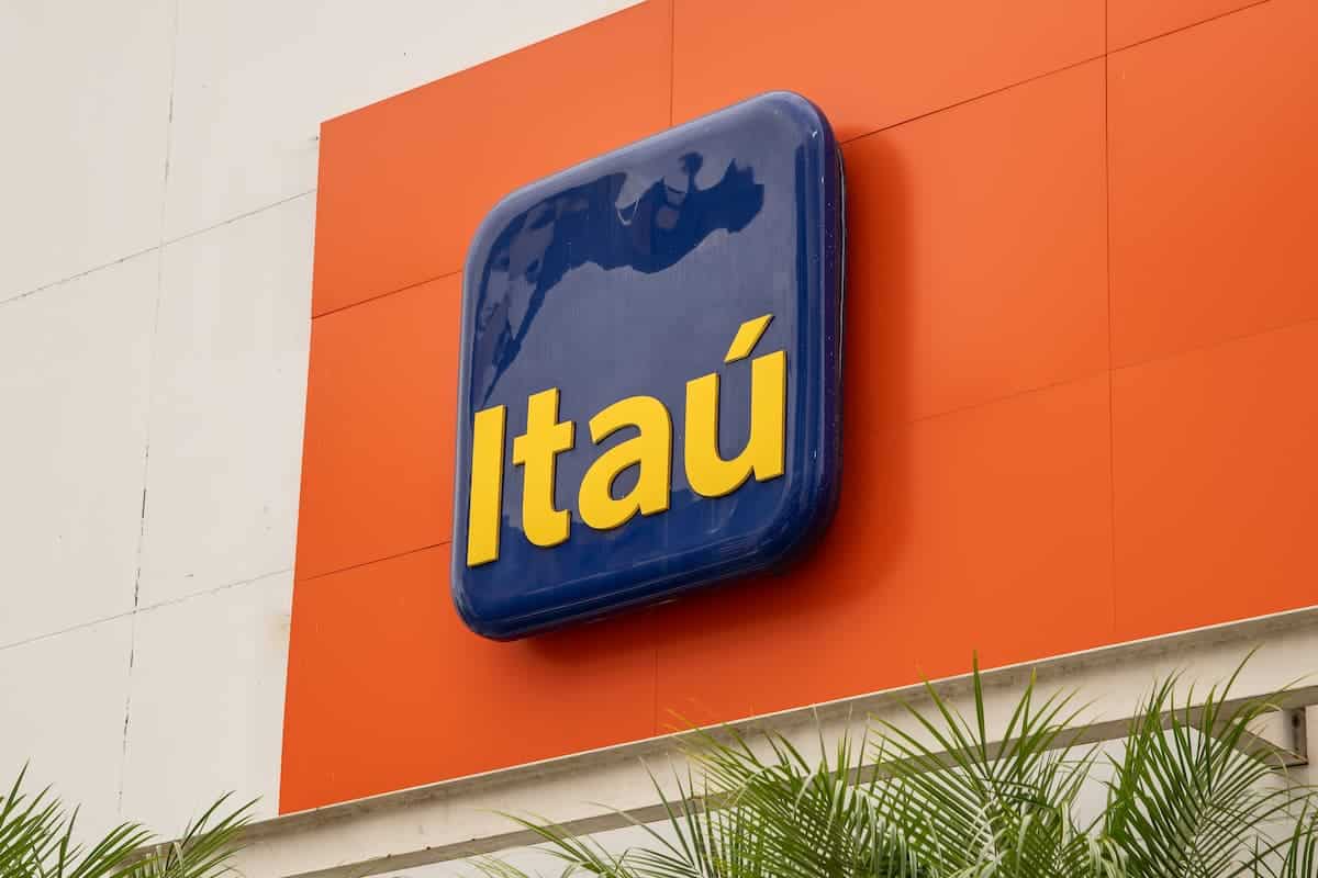Placa com logo do Itaú em fachada do banco.