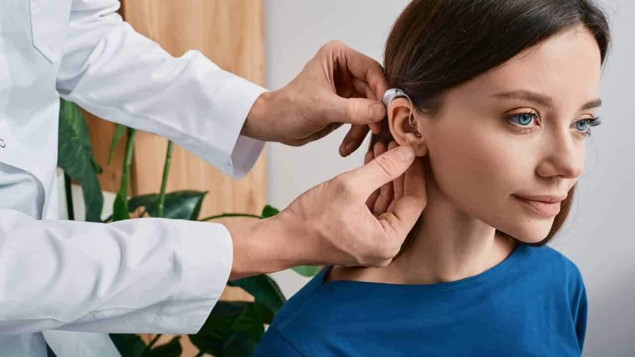Benefício do INSS para quem sofre com perda de audição; confira