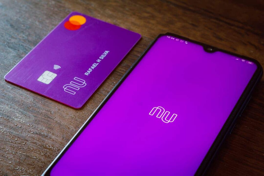 Celular com aplicativo e cartão Nubank