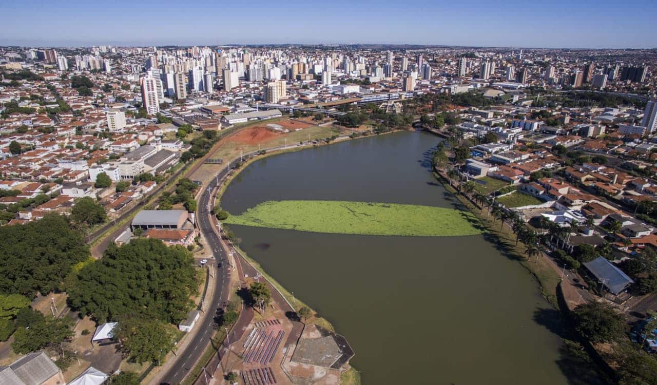 Imagem aérea de cidade com diversos imóveis e prédios, simbolizando propriedades abandonadas que passarão a ser do governo.