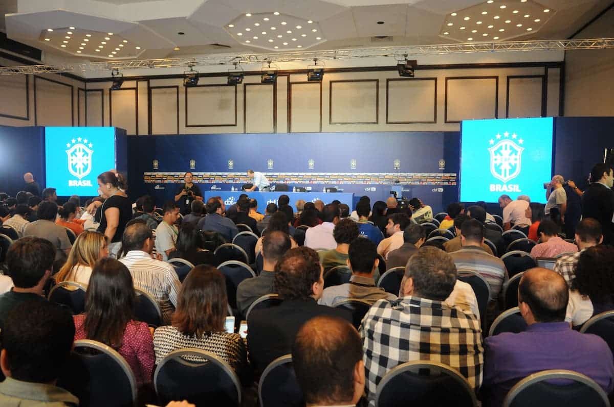 Lateral da seleção brasileira pede desculpas após declaração polêmica