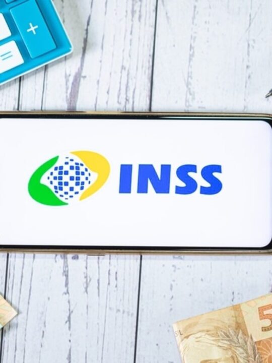 celular com tela no INSS