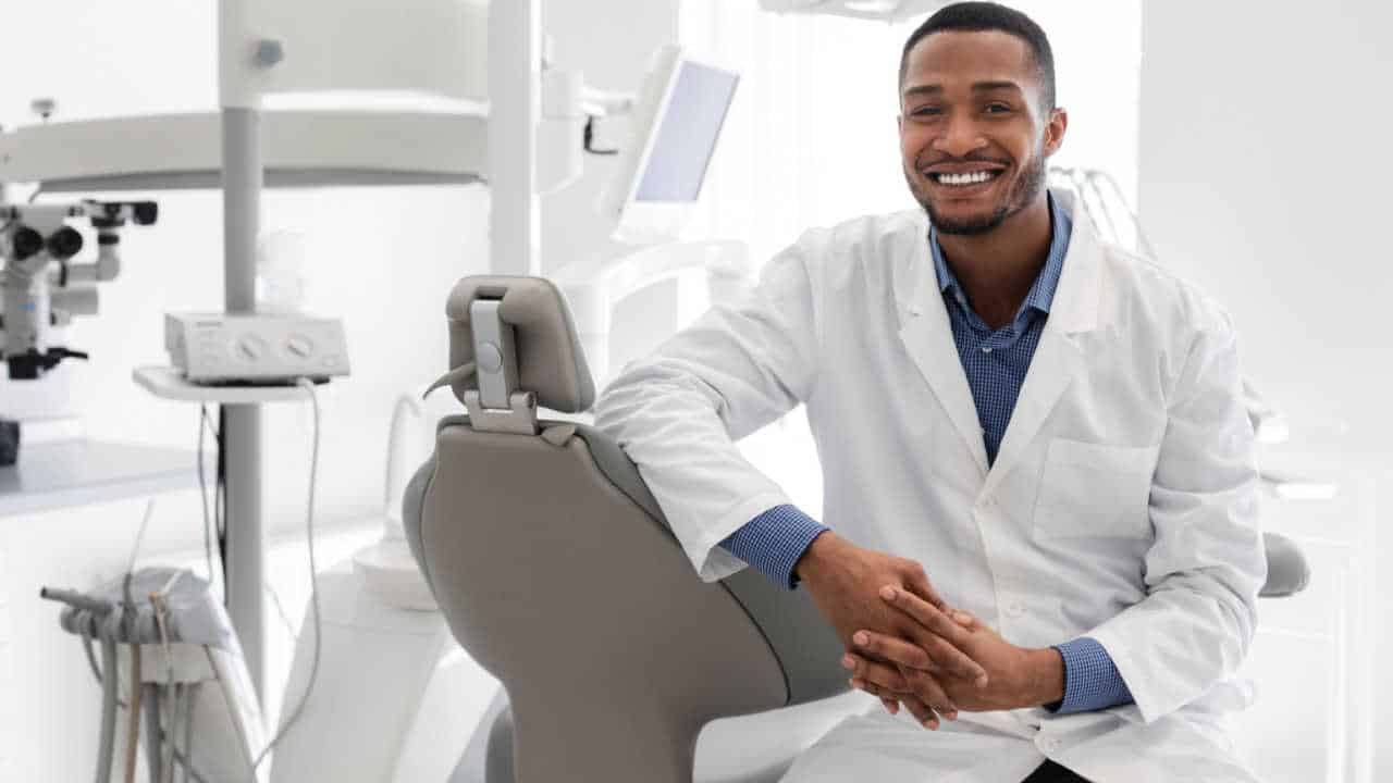 dentista sorrindo em seu consultório Bradesco