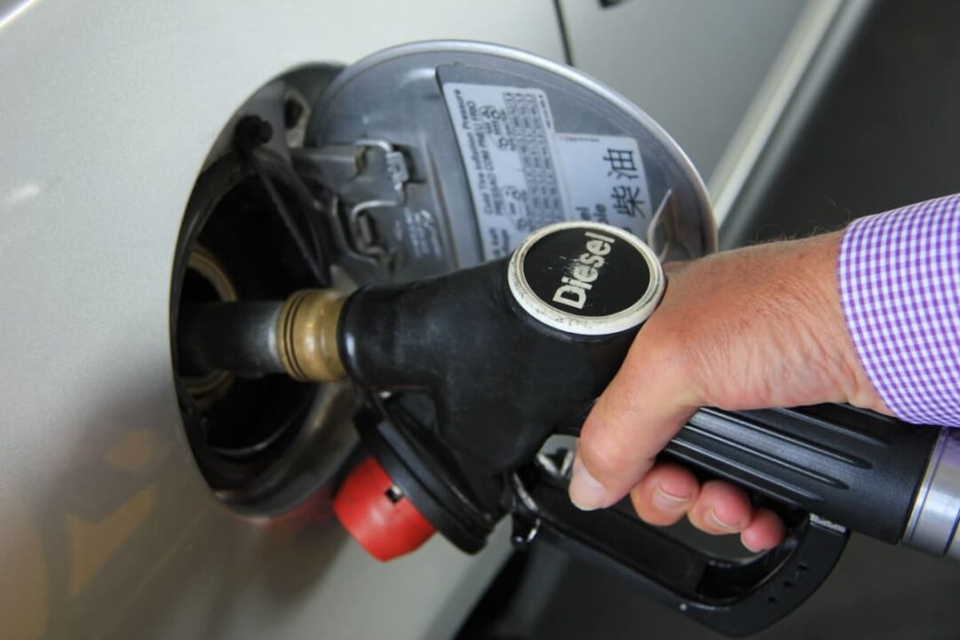 pessoa abastacendo um veículo com diesel