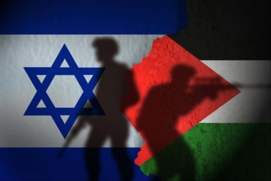 Sombra de dois soldados em uma montagem com as bandeiras de Israel e da Palestina representando a guerra em Israel