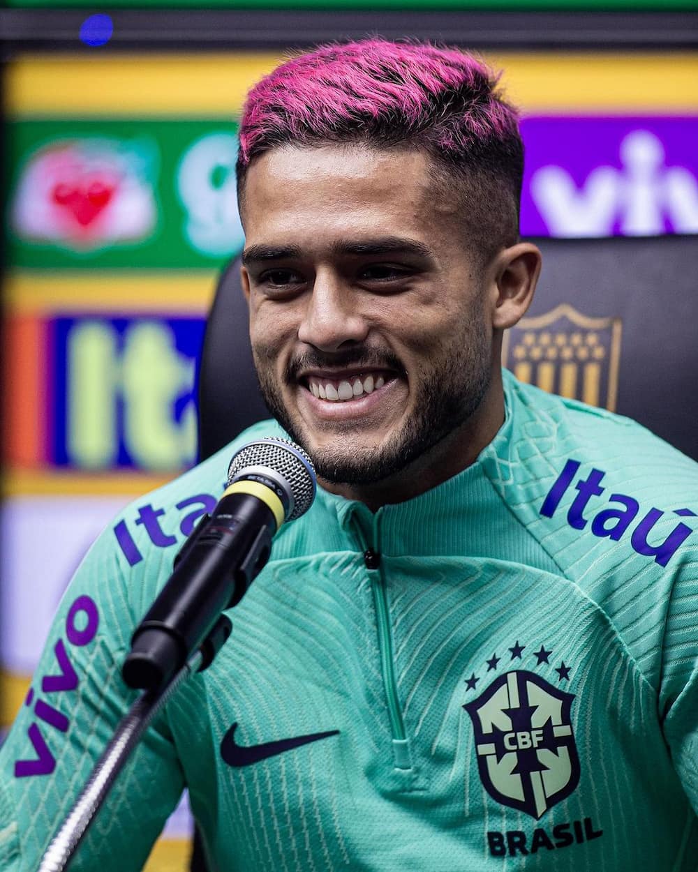Imagem de Yan Couto, lateral da seleção brasileira que se desculpou após declaração polêmica.