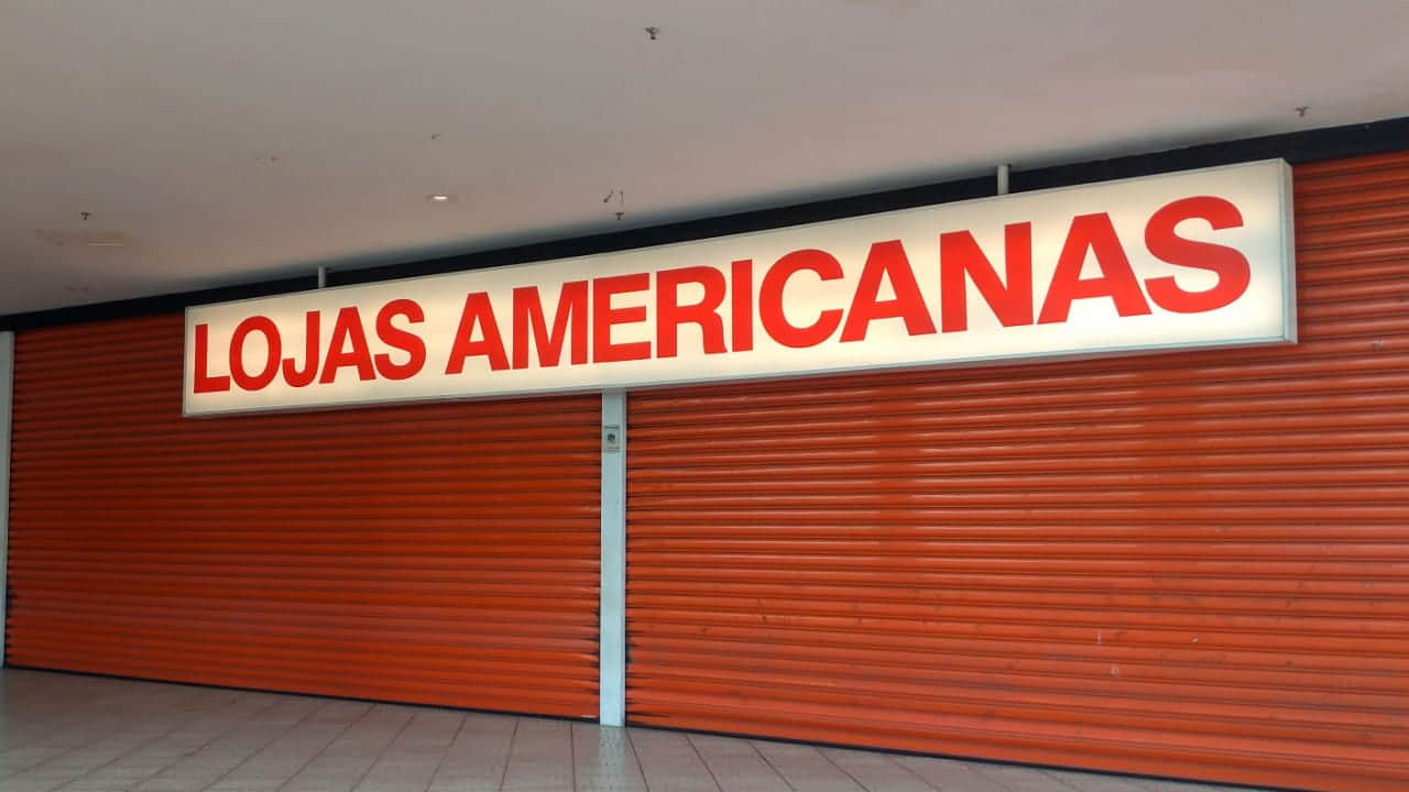 Loja Americanas com as portas fechadas.