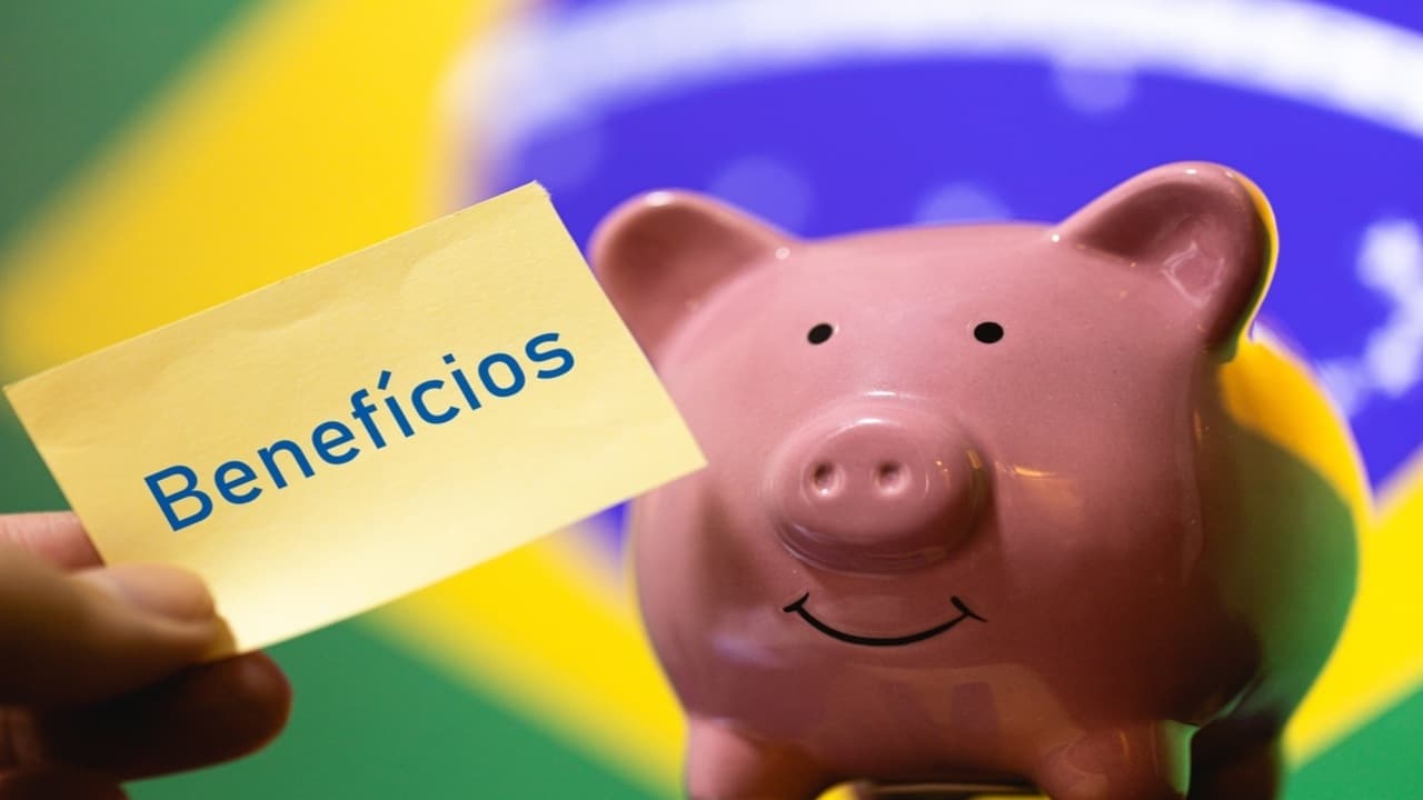 bandeira do Brasil com porco cofrinho na frente e palavra "benefícios"