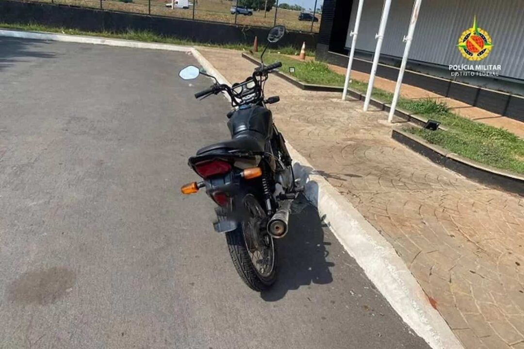 Moto com placa adulterada em Brasília (DF).