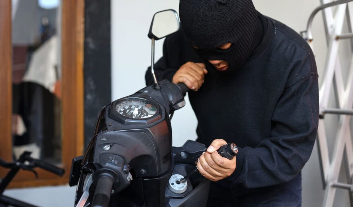 Moto sendo furtada