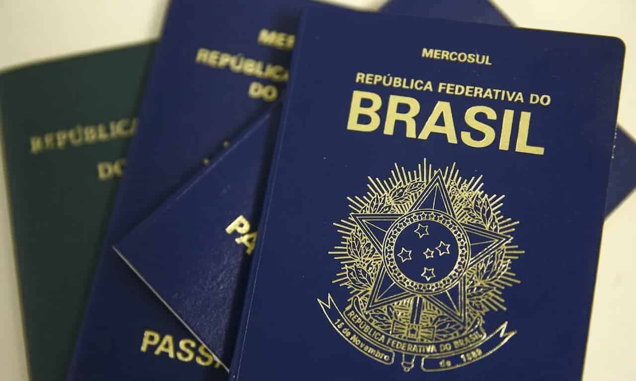 Imagem de 3 passaportes brasileiros