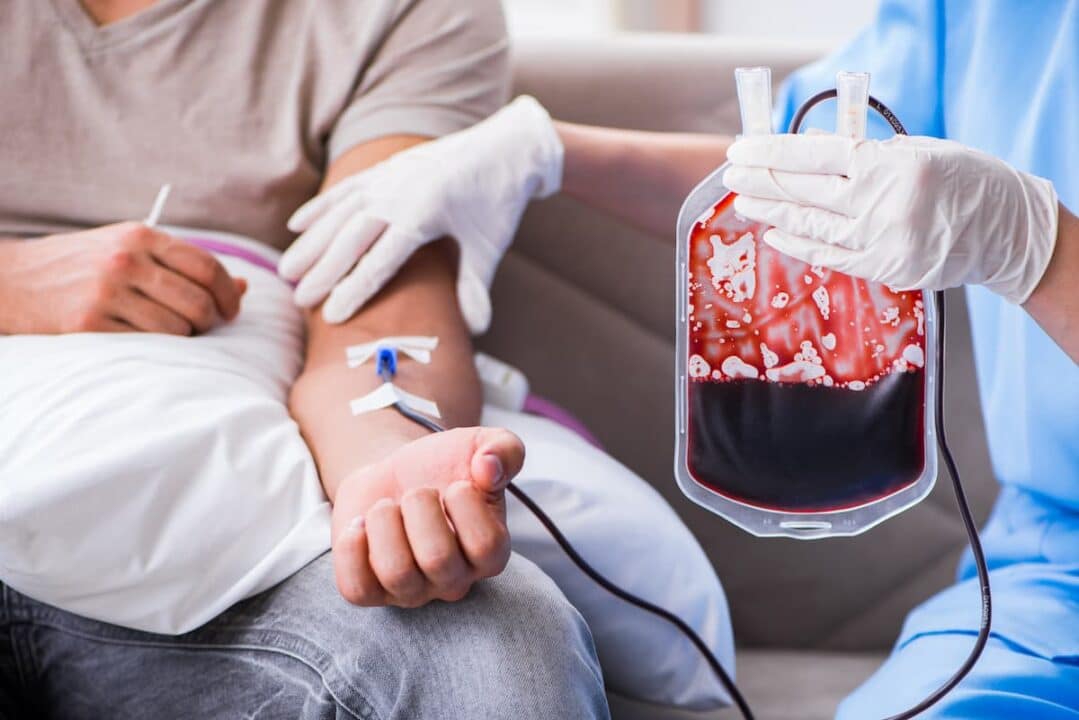 pessoa doando sangue