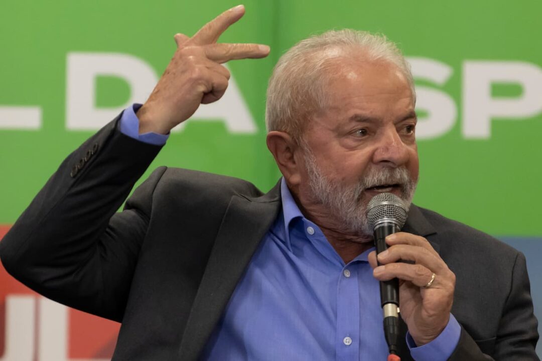 Presidente Lula com microfone na mão fazendo anúncio