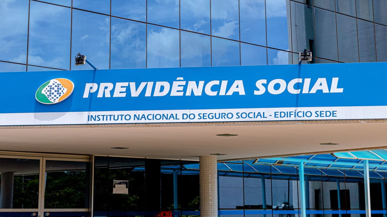 Fachada do edifício sede do Instituto Nacional do Seguro Social (INSS), onde se lê "Previdência Social".
