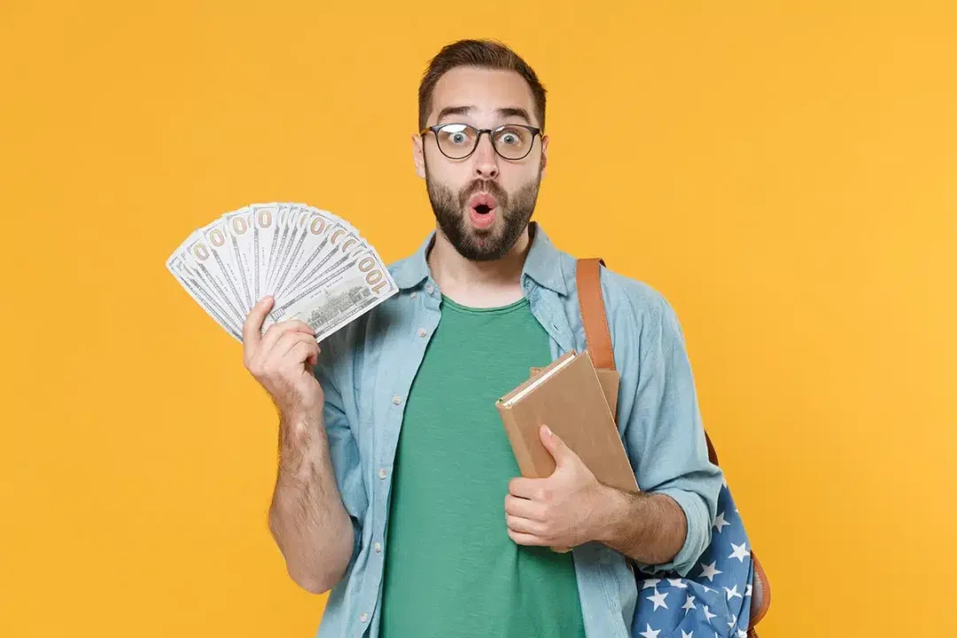 Estudante universitário de programa do governo em choque com grande quantia de dinheiro nas mãos.