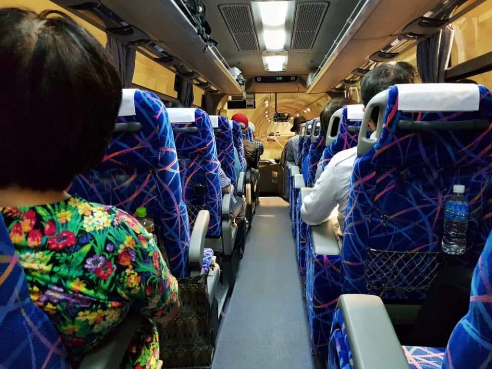 Idosos dentro de ônibus de viagem