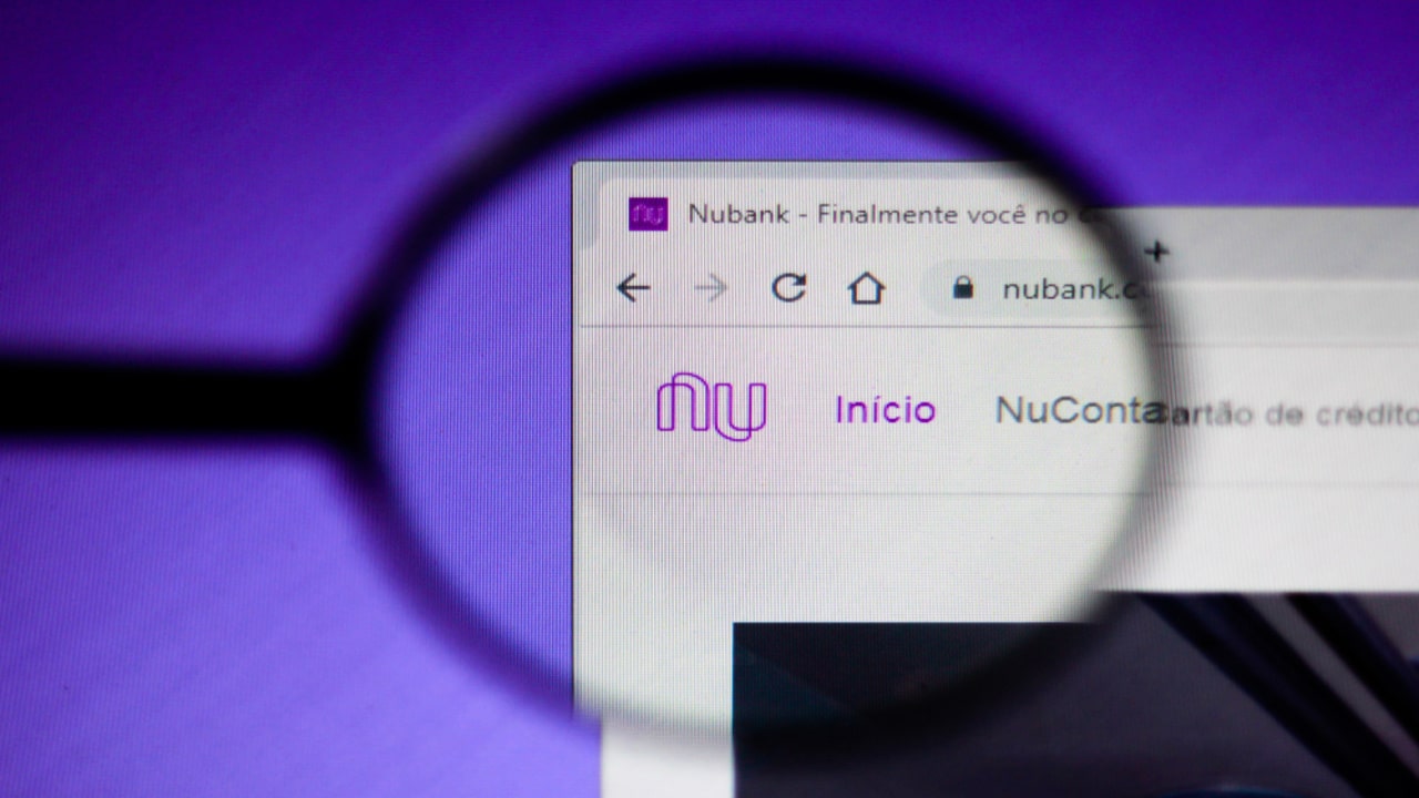 Lupa sobre site do banco digital Nubank
